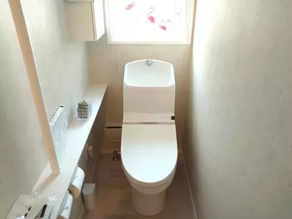 トイレのアノ場所に突っ張り棒を設置すると？　画期的な収納テクに「これは有益」「やってみます」