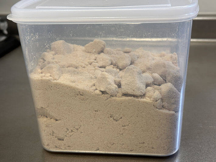 固まる塩や砂糖を力技で解決！　ダイソーの１００均アイテムに「最高やん…！」