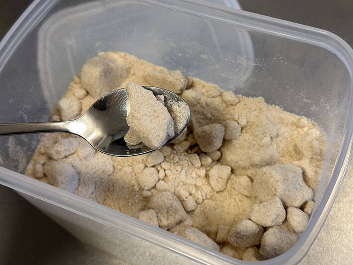 固まる塩や砂糖を力技で解決！　ダイソーの１００均アイテムに「最高やん…！」