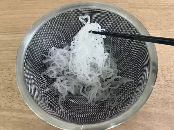 「まとめ買いした『しらたき』って冷凍保存できるの？　実際に試してみたら…」の画像