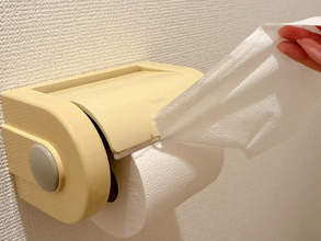 ラップの空き箱が活躍！　トイレの紙が片手でスパッと切れる裏ワザ【作業3分】