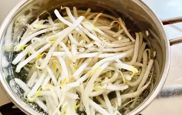 「これ作るためにモヤシ買う！　『混ぜ込みもやしナムル』の作り方」の画像