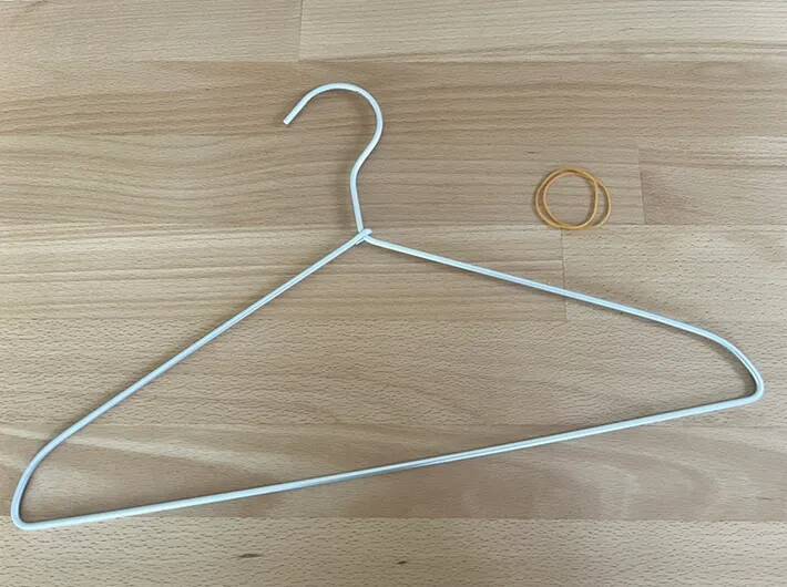 ハンガーの『3か所』に輪ゴムを巻いてみて！　裏ワザに「これは意外と思いつかなかった…」