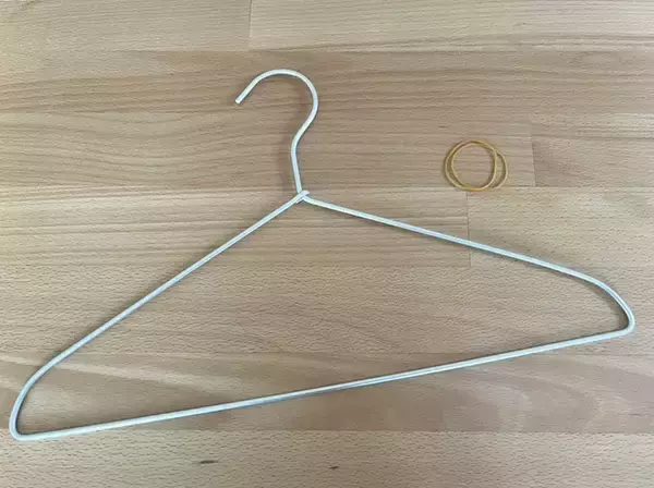 「ハンガーの『3か所』に輪ゴムを巻いてみて！　裏ワザに「これは意外と思いつかなかった…」」の画像