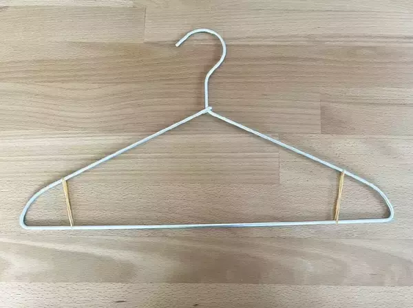 「ハンガーの『3か所』に輪ゴムを巻いてみて！　裏ワザに「これは意外と思いつかなかった…」」の画像