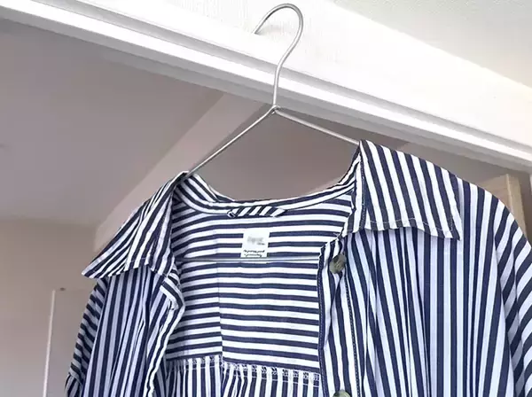 「ハンガーの『3か所』に輪ゴムを巻いてみて！　裏ワザに「これは意外と思いつかなかった…」」の画像