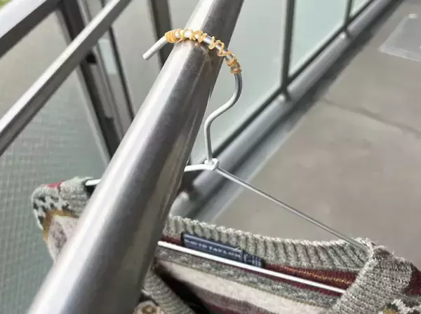 「ハンガーの『3か所』に輪ゴムを巻いてみて！　裏ワザに「これは意外と思いつかなかった…」」の画像