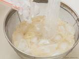 「そうめんをゆでた後、流水で軽く洗うだけでなく？意外と知らない洗い方」の画像1