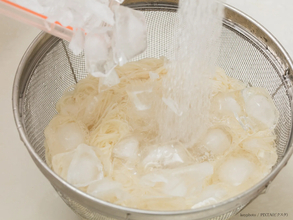 そうめんをゆでた後、流水で軽く洗うだけでなく？意外と知らない洗い方
