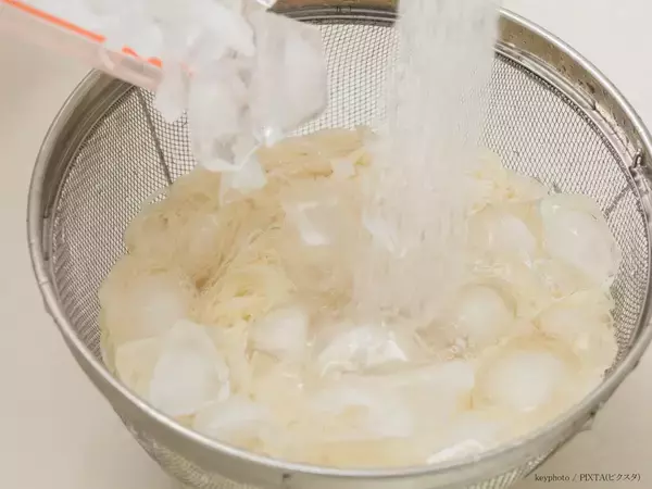 そうめんをゆでた後、流水で軽く洗うだけでなく？意外と知らない洗い方