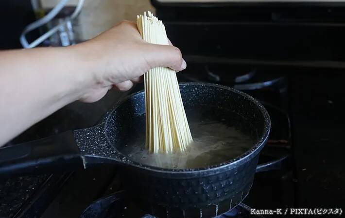 そうめんをゆでた後、流水で軽く洗うだけでなく？意外と知らない洗い方