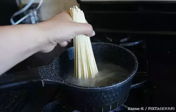 「そうめんをゆでた後、流水で軽く洗うだけでなく？意外と知らない洗い方」の画像