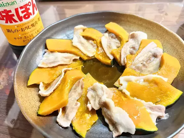 カボチャと豚肉を並べてレンジで6分　「味つけは食べる直前にかけるだけ」