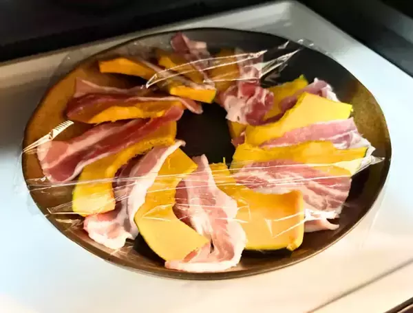 「カボチャと豚肉を並べてレンジで6分　「味つけは食べる直前にかけるだけ」」の画像