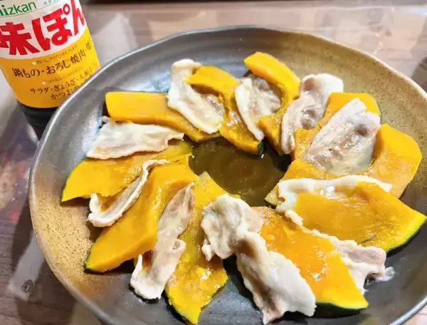 「カボチャと豚肉を並べてレンジで6分　「味つけは食べる直前にかけるだけ」」の画像