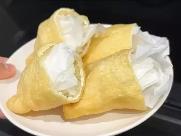フライパンは使いません！　2つに切った油揚げを焼いて仕上げた一品は【レシピ】