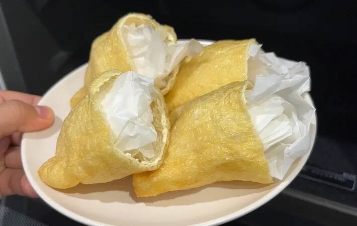 フライパンは使いません！　2つに切った油揚げを焼いて仕上げた一品は【レシピ】