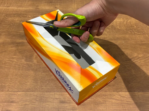 ティッシュの空き箱、4か所切れ込みを入れたら？　袋ティッシュの収納ケースが作れる！【2分で完成】