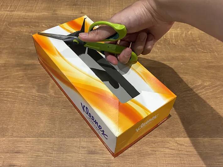 ティッシュの空き箱、4か所切れ込みを入れたら？　袋ティッシュの収納ケースが作れる！【2分で完成】