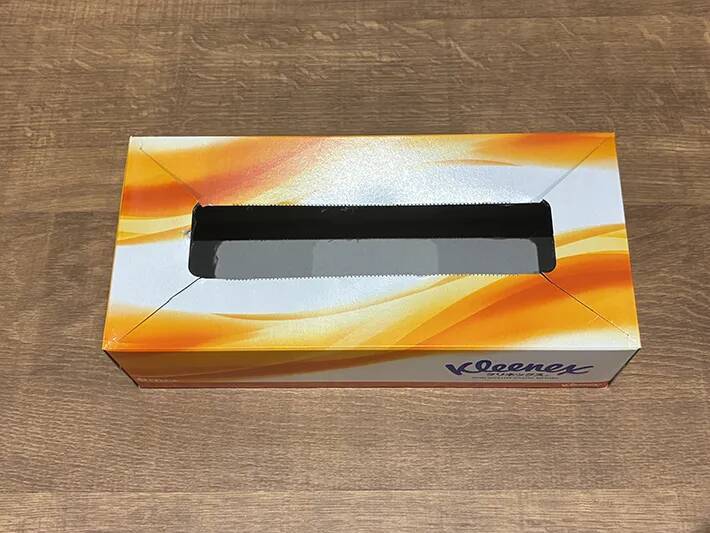 ティッシュの空き箱、4か所切れ込みを入れたら？　袋ティッシュの収納ケースが作れる！【2分で完成】