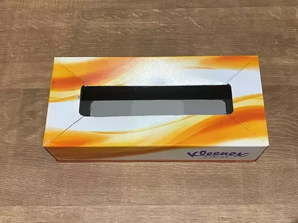 「ティッシュの空き箱、4か所切れ込みを入れたら？　袋ティッシュの収納ケースが作れる！【2分で完成】」の画像