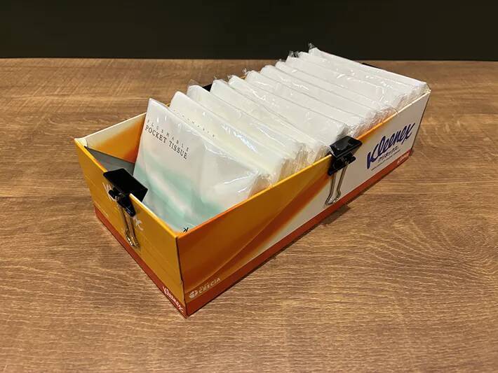 ティッシュの空き箱、4か所切れ込みを入れたら？　袋ティッシュの収納ケースが作れる！【2分で完成】