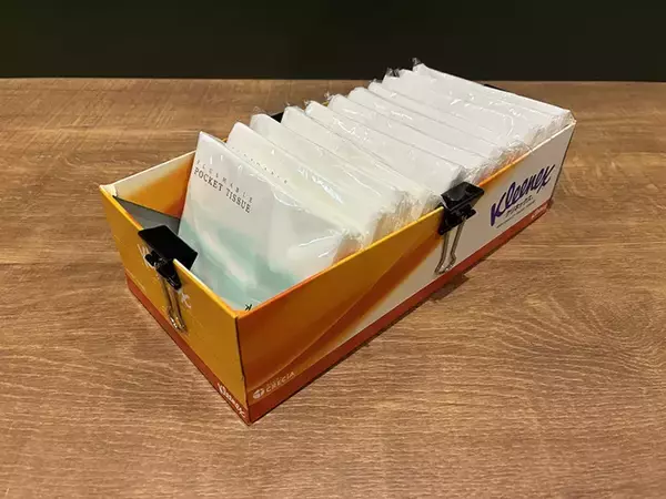 「ティッシュの空き箱、4か所切れ込みを入れたら？　袋ティッシュの収納ケースが作れる！【2分で完成】」の画像