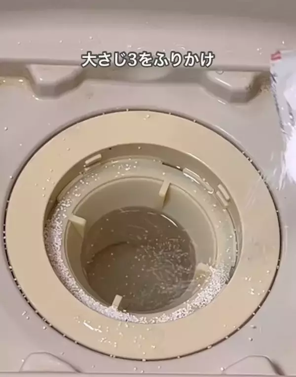 「水筒の茶渋はこう落とす！　ズボラさん直伝の方法に「放置だけ？」「簡単」」の画像