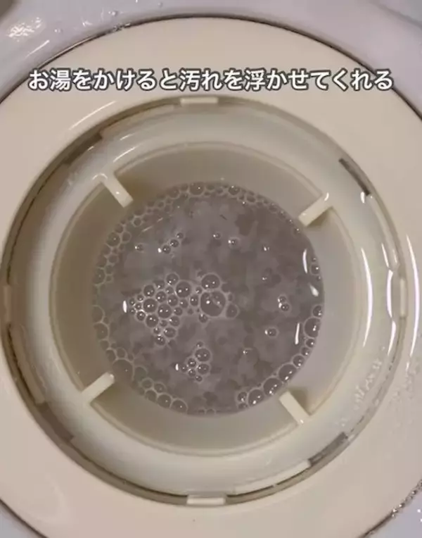 「水筒の茶渋はこう落とす！　ズボラさん直伝の方法に「放置だけ？」「簡単」」の画像