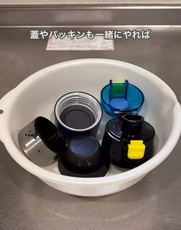 「水筒の茶渋はこう落とす！　ズボラさん直伝の方法に「放置だけ？」「簡単」」の画像