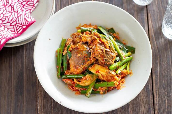 キムチとサバ缶を炒めたら…　でき上がった一品に「ご飯のお供にぴったり」【サバ缶レシピ】