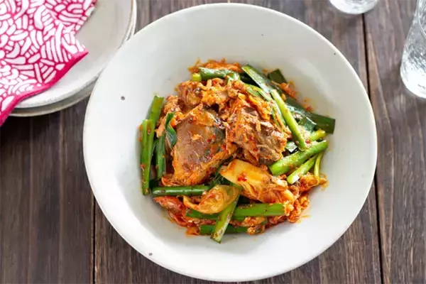 「キムチとサバ缶を炒めたら…　でき上がった一品に「ご飯のお供にぴったり」【サバ缶レシピ】」の画像