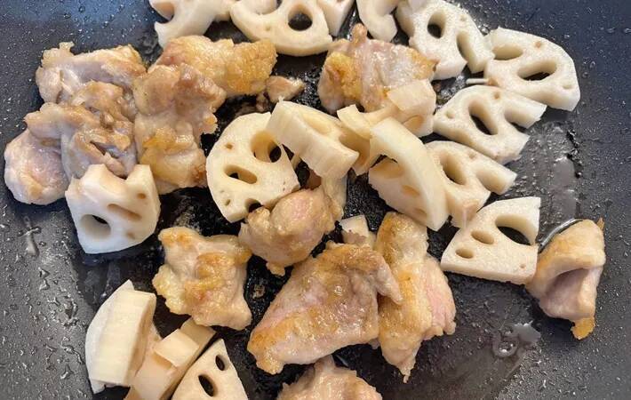 食べた夫が「箸が止まらない！」　レンコンと鶏肉炒めに使った『味つけ』は…？