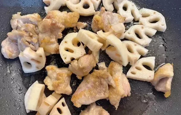 「食べた夫が「箸が止まらない！」　レンコンと鶏肉炒めに使った『味つけ』は…？」の画像