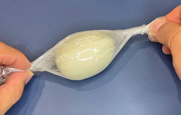 ゆで卵が冷める前に『ひと工夫』　キッチンペーパーの芯を使った裏技に「お弁当がかわいくなる！」