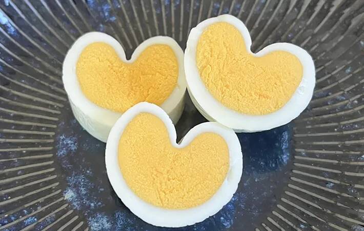 ゆで卵が冷める前に『ひと工夫』　キッチンペーパーの芯を使った裏技に「お弁当がかわいくなる！」