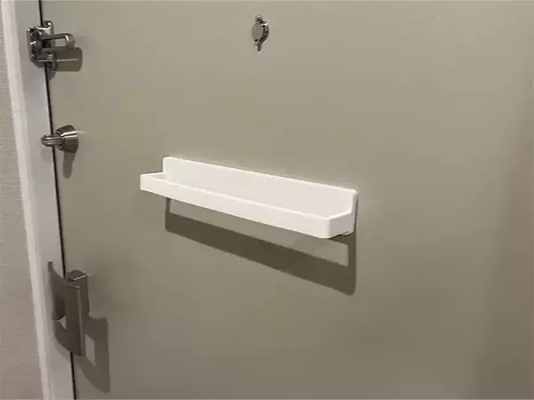 「傘もスリッパも定位置ができた　セリアのタオルバーを玄関ドアに貼りつけてみたら「これは便利」」の画像