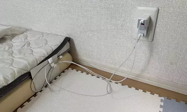 「ブックエンド1個を『マットレス下』に差し込む！　寝室で使える収納テクがこちら」の画像