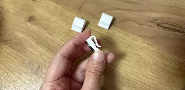 「ブックエンド1個を『マットレス下』に差し込む！　寝室で使える収納テクがこちら」の画像