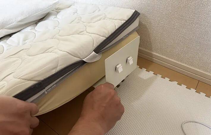 ブックエンド1個を『マットレス下』に差し込む！　寝室で使える収納テクがこちら
