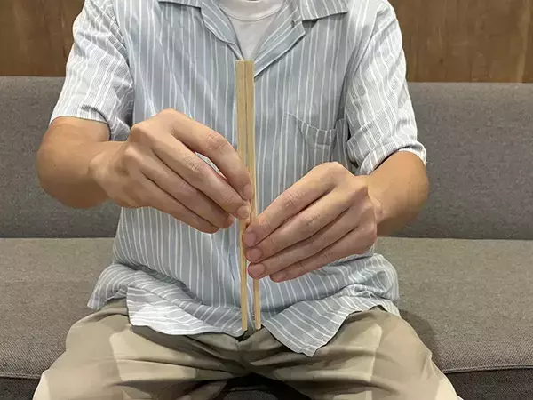 「割り箸はもう『縦』で割らない！　水平で試した仕上がりの変化が…」の画像