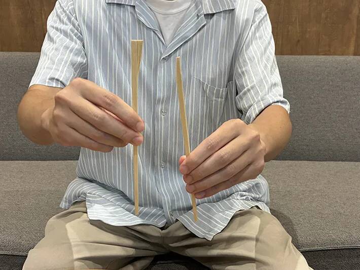 割り箸はもう『縦』で割らない！　水平で試した仕上がりの変化が…