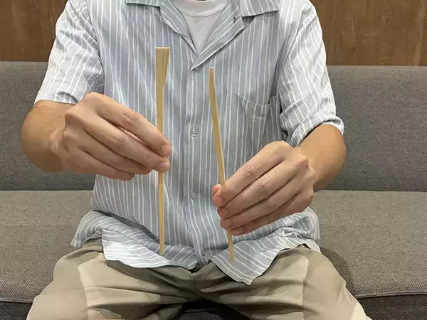 「割り箸はもう『縦』で割らない！　水平で試した仕上がりの変化が…」の画像