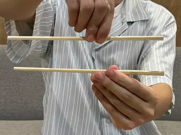 「割り箸はもう『縦』で割らない！　水平で試した仕上がりの変化が…」の画像