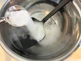 「酢と重曹を『大さじ1杯』入れて1時間　シリコンの汚れが簡単に落ちる方法」の画像1