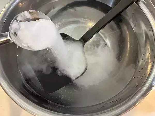 「酢と重曹を『大さじ1杯』入れて1時間　シリコンの汚れが簡単に落ちる方法」の画像