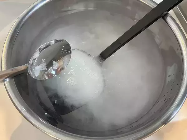 「酢と重曹を『大さじ1杯』入れて1時間　シリコンの汚れが簡単に落ちる方法」の画像