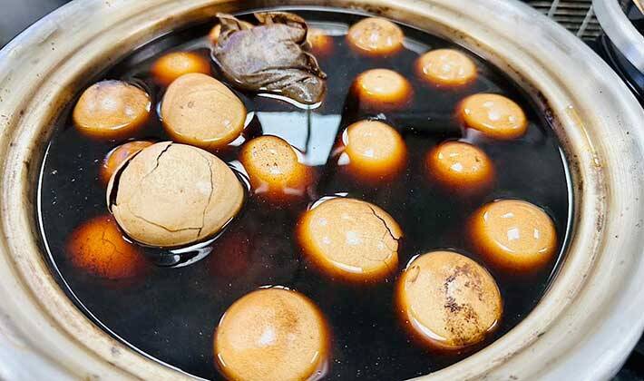 なにコレ、グロい！？ 台湾のコンビニにある、黒いスープに浮かぶ丸い物体とは？