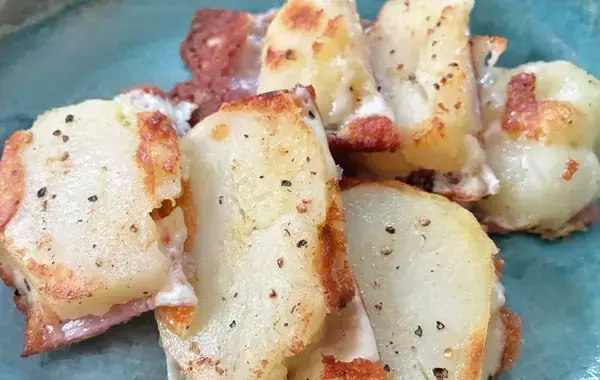 「卵焼き器にチーズを敷き詰めて…？　完成した一品に「絶対に間違いない組み合わせ」」の画像