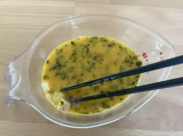 「『ちょっと新しい玉子焼き』が完成！　卵液に混ぜたのは、細かくカットした…」の画像
